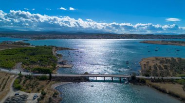 Ayvalik - Türkiye, 4 Ekim 2025, Cunda Köprüsü Türkiye 'nin ilk Boğaz Köprüsü. Ayvalik Cunda Adası Köprüsü veya Alibey Adası Köprüsü.