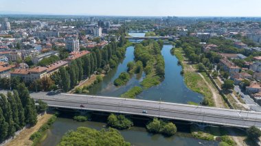 Bulgaristan 'ın Filibe kenti Maritsa nehri ve panoramasının şaşırtıcı hava manzarası