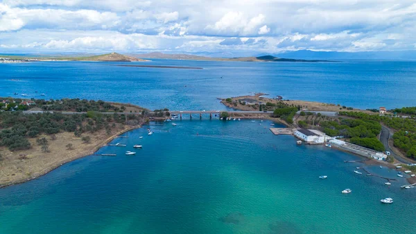 Ayvalik - Türkiye, 4 Ekim 2025, Cunda Köprüsü Türkiye 'nin ilk Boğaz Köprüsü. Ayvalik Cunda Adası Köprüsü veya Alibey Adası Köprüsü.