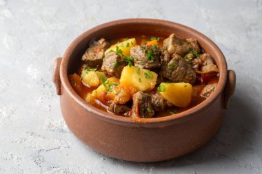 Gulaş, çorba ve güveç. Biftek, patates ve bol kırmızı biberden yapılmış. Macar geleneksel yemeği.