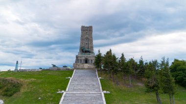 Bulgaristan 'ın Shipka Geçidi' ndeki Stoletov Dağı üzerindeki Özgürlük Anıtı 'nın Havadan Bakışı