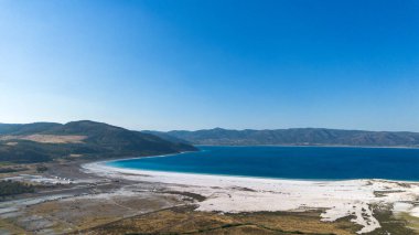 Salda Gölü 'nün huzur verici güzelliği - Türkiye' nin kristal berrak turkuaz suları ve büyüleyici çevresindeki manzaraları büyüleyici bir manzara.. 