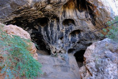 Karain Mağarası (Karain Magarasi) Yaca Köyü 'nde 27 km uzaklıkta Paleolitik bir arkeoloji alanıdır. Türkiye 'nin Akdeniz bölgesindeki Antalya kentinin kuzeybatısında.