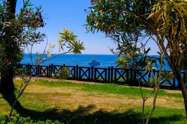 Türkiye 'nin Antalya ilinin Lara ilçesi yüksek bir uçurumda yer almaktadır. Tatil ve sahil şeridi kavramı