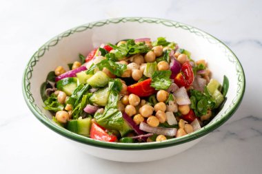 Domates, roka, maydanoz, ıspanak ve kırmızı soğanlı vejetaryen nohut salatası. Sağlıklı yiyecekler, diyet. Üst görünüm