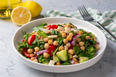 Domates, roka, maydanoz, ıspanak ve kırmızı soğanlı vejetaryen nohut salatası. Sağlıklı yiyecekler, diyet. Üst görünüm