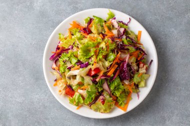 Türk usulü marul salatası. Marullu diyet salatası, kırmızı lahana, domates ve havuç..