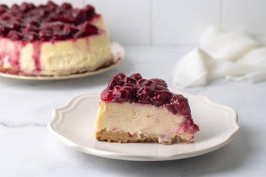 Kirazlı pasta. Breton kısayol hamur işi. Peynirli kek. Kiraz sosu. 