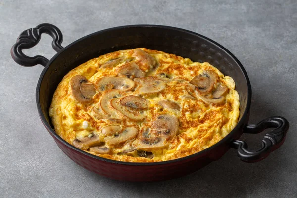 Frittata İtalyan omleti türüdür. Mantarlı omlet, dökme demir tava..