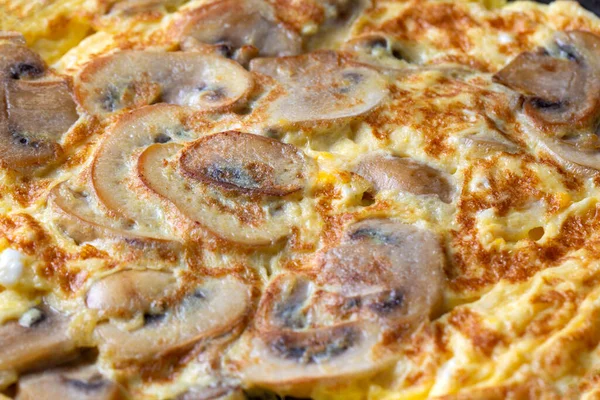 Frittata İtalyan omleti türüdür. Mantarlı omlet, dökme demir tava..