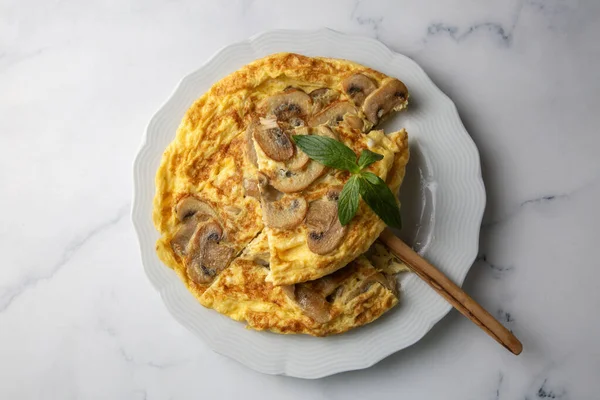 Frittata İtalyan omleti türüdür. Mantarlı omlet, dökme demir tava..