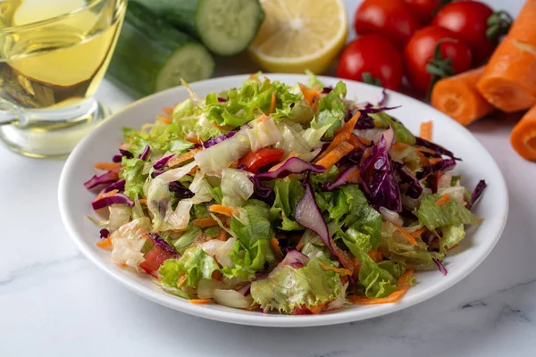 Türk usulü marul salatası. Marullu diyet salatası, kırmızı lahana, domates ve havuç..