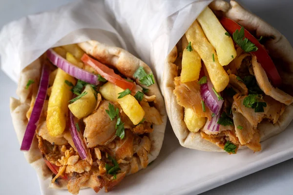 Pide ekmeğine sarılı Yunan tavuk jiroskopu