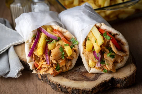 Pide ekmeğine sarılı Yunan tavuk jiroskopu