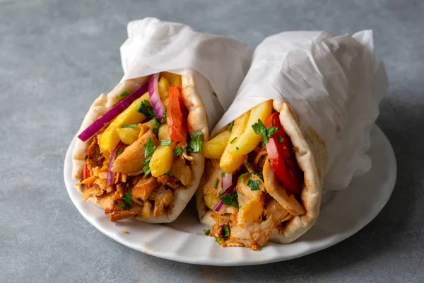 Pide ekmeğine sarılı Yunan tavuk jiroskopu