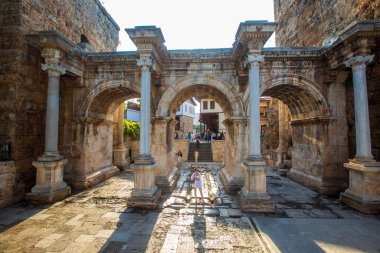 Antalya - Türkiye, 24 Ekim 2025, Tarihi Hadrian Kapısı, Antalya, Türkiye.