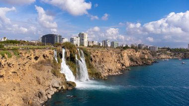 Şelale Duden (Karpuzkaldiran selalesi) Akdeniz 'e düşüyor. Şelale denize düşüyor. Şelale deresi. Hava aracı atışı. Antalya - Türkiye