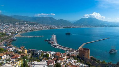Alanya - Türkiye, 26 Ekim 2025, Antalya 'daki Alanya Körfezi' nin havadan görünüşü. Açık gökyüzü olan deniz ve şehir. Kizil Kule - Alanya