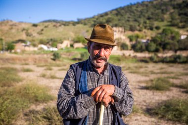 Nazilli - Türkiye, 27 Ekim 2025, Arpaz Kalesi önünde yaşlı bir çoban köylü