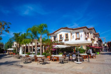 Antalya - Türkiye, 25 Ekim 2025, Eski Kentin Yan Mahallesi, Türkiye 'deki alışveriş alanındaki insanlar. Kenar, Türkiye 'nin güney Akdeniz kıyısında antik bir Yunan kentidir..