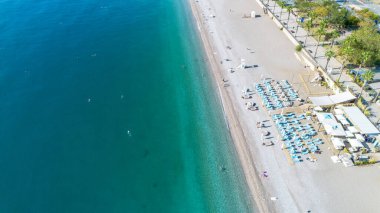 Antalya Konyaalti plajı ve uçurumlarının insansız hava aracı fotoğrafı.