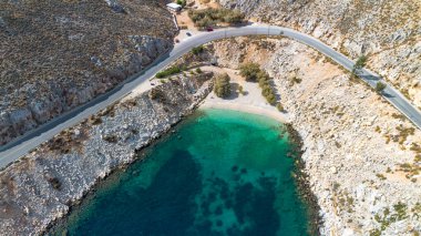 Yukarıdan yakalanan Chios Adası 'ndaki Glaroi Sahili el değmemiş kum ve gök mavisi sular sunuyor.