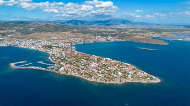 Candarli - Türkiye, 12 Eylül 2025, Antik, eski kale manzaralı hava aracı. Şimdilerde İzmir 'in Candarli ilçesindeki şato; Candarli Kalesi - Türkiye