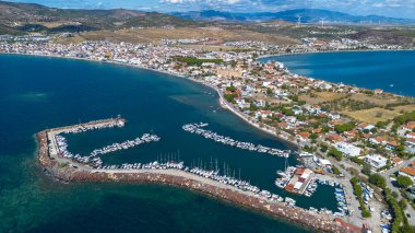 Candarli - Türkiye, 12 Eylül 2025, Antik, eski kale manzaralı hava aracı. Şimdilerde İzmir 'in Candarli ilçesindeki şato; Candarli Kalesi - Türkiye