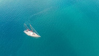 Antalya - Türkiye 'de derin mavi denizde bir yelkenli gemisi