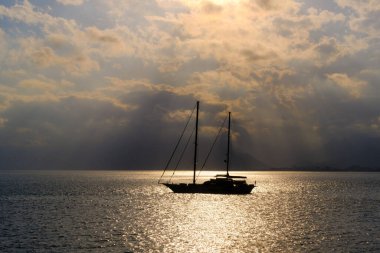 Günbatımında denizde bir geminin silueti, Antalya - Türkiye