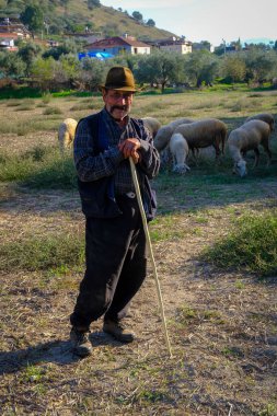 Nazilli - Türkiye, 27 Ekim 2025, Arpaz Kalesi önünde yaşlı bir çoban köylü