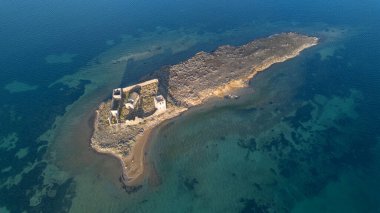 Patrica plajı yakınlarındaki tarihi bir manastır. İnsansız hava aracıyla ateş etmek. (Türkçe adı; kizlar manastiri) Cunda - Ayvalik - Türkiye