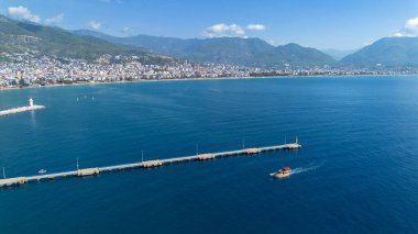 Alanya - Türkiye, 26 Ekim 2025, Antalya 'daki Alanya Körfezi' nin havadan görünüşü. Açık gökyüzü olan deniz ve şehir. Kizil Kule - Alanya