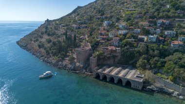 Alanya - Türkiye, 26 Ekim 2025, Antalya 'daki Alanya Körfezi' nin havadan görünüşü. Açık gökyüzü olan deniz ve şehir. Kizil Kule - Alanya