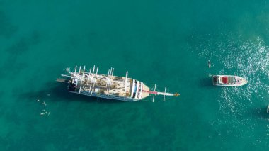 Alanya - Türkiye, 26 Ekim 2025, derin mavi denizde bir tekne.