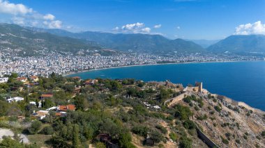 Hava aracı görüntüsü Alanya kalesi, denizdeki kayalık kayalıklar Alanya - Türkiye
