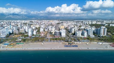 Antalya Konyaalti plajı ve uçurumlarının insansız hava aracı fotoğrafı.