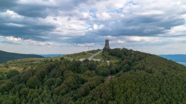 Bulgaristan 'ın Shipka Geçidi' ndeki Stoletov Dağı üzerindeki Özgürlük Anıtı 'nın Havadan Bakışı