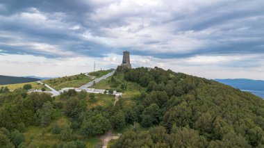 Bulgaristan 'ın Shipka Geçidi' ndeki Stoletov Dağı üzerindeki Özgürlük Anıtı 'nın Havadan Bakışı