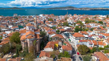 Ayvalik - Türkiye, Ekim 04, 2025, Cinarli Camii ve Saatli Camii şehir manzarasının arkasında deniz manzaralı. Ayvalik - Türkiye.