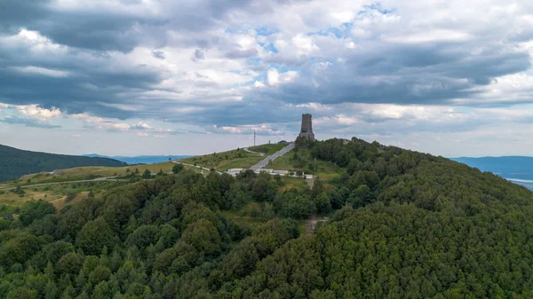 Bulgaristan 'ın Shipka Geçidi' ndeki Stoletov Dağı üzerindeki Özgürlük Anıtı 'nın Havadan Bakışı