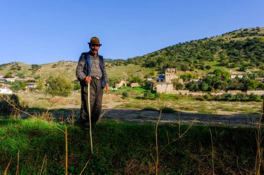 Nazilli - Türkiye, 27 Ekim 2025, Arpaz Kalesi önünde yaşlı bir çoban köylü
