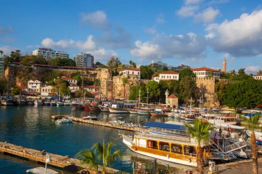 Antalya - Türkiye, 27 Ekim 2025, Kaleici 'deki Antalya Marina Manzarası. Kaleici tarihi kent merkezi ve Türkiye 'de popüler bir turizm merkezi.