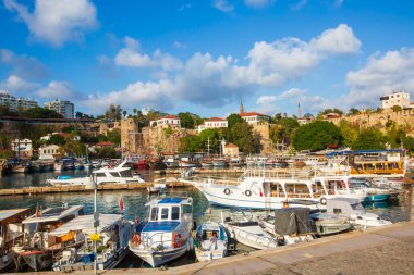 Antalya - Türkiye, 27 Ekim 2025, Kaleici 'deki Antalya Marina Manzarası. Kaleici tarihi kent merkezi ve Türkiye 'de popüler bir turizm merkezi.