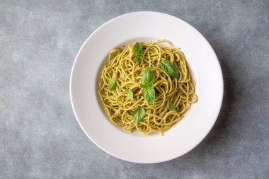 pesto soslu spagetti makarna