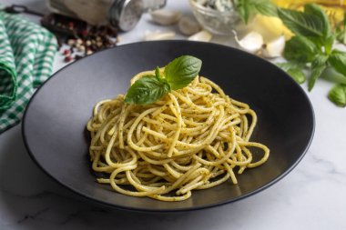 pesto soslu spagetti makarna
