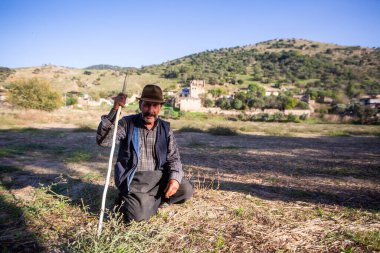 Nazilli - Türkiye, 27 Ekim 2025, Arpaz Kalesi önünde yaşlı bir çoban köylü