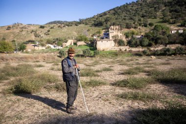 Nazilli - Türkiye, 27 Ekim 2025, Arpaz Kalesi önünde yaşlı bir çoban köylü