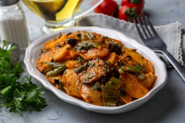 Ekşi sosla karışık sebze kızartması. Türk mutfağından aperatifler olarak da bilinir. Türkçe adı: Karisik eksili kizartma patates, patlikan, biber.