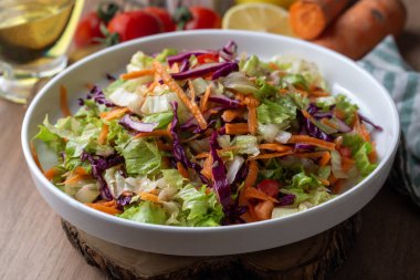 Türk usulü marul salatası. Marullu diyet salatası, kırmızı lahana, domates ve havuç..